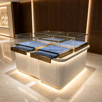 Vitrines à bijoux incurvées avec éclairage LED et verre, présentoirs verrouillables, comptoirs sur mesure pour boutiques de joaillerie