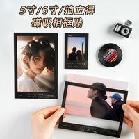 Cadre photo magnétique léger au design moderne fait main avec petite vitrine pour photos et aimant de réfrigérateur