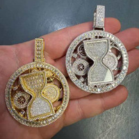 Collier Pendentif Homme Plaqué Or Zircon Cubain Vintage Hip Hop avec Pendentif Engrenage Sablier Entièrement Sertie de Zircons – Bijou Tendance et Cadeau Idéal