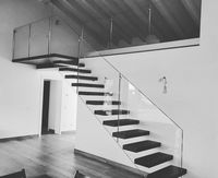Escalier flottant droit sur mesure en acier au carbone et verre avec marches en bois et éclairage LED, style moderne pour villas