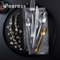 L'ensemble de vaisselle moderne en acier inoxydable de 4 pièces peut être réutilisé pour les fourchettes à manger, les couteaux, les cuillères, la vaisselle pour le dîner et la fête
