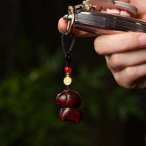 Porte-clés pendentif cheval en bois de santal, breloque cheval du zodiaque chinois en bois pour sac à dos et téléphone, cadeau du Nouvel An fait main - Product Image 6