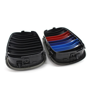 กระจังหน้า BMW E39 ซีรีส์ 5 สีดำเงา สไตล์ M พร้อมแถบสีแดงน้ำเงิน ทำจากพลาสติก ABS สำหรับรุ่นปี 1999-2003 รุ่นอัพเกรด - Product Image 2