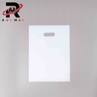 Sacs de courses en plastique LDPE HDPE recyclables noirs de haute qualité avec logo personnalisé, poignée découpée, pour chaussettes et chaussures