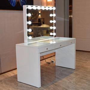 Meuble coiffeuse en bois moderne de luxe avec miroir de maquillage à lumière LED avec port USB Meuble coiffeuse 3 tiroirs pour chambre à coucher - Product Image 3