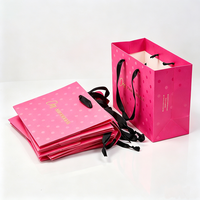 Sacs en papier magenta imprimés avec estampage à chaud, poignées en ruban, emballage cosmétique personnalisé, sacs cadeaux pour parfums, fournis directement par l'usine