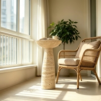 Table d'appoint en marbre travertin beige de style rétro sculptural, idéale pour les salons Art Déco et les bars haut de gamme