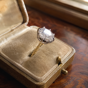 Anello Nuziale Intrecciato a Rosa Traforata per Donne, Gioiello da Dito Elegante e di Lusso - Product Image 3