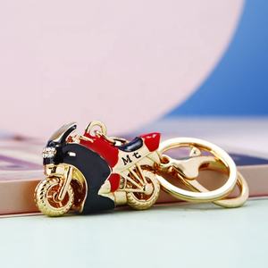 Vente en gros de <span class=keywords><strong>porte</strong></span>-clés mousqueton en métal de haute qualité émaillé 3D pour motos et voitures - Product Image 2