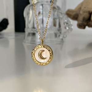 Hochwertige 18 Karat vergoldete Edelstahl Mond Anhänger Halskette Schmuck White Shell Moon Anhänger Halsketten für Frauen Männer - Product Image 1
