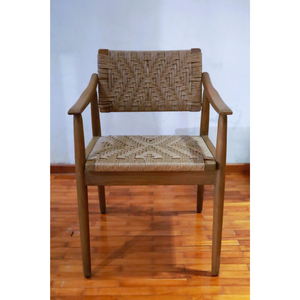 El sillón Iris combina madera de teca duradera y ratán sintético elegante, ofreciendo un asiento elegante y cómodo que realza la sala de estar. - Product Image 2