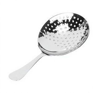 Glace en acier inoxydable à partir de boissons mélangées tout en versant d'une passoire Boston Shaker Julep la passoire Julep est utilisée - Product Image 1