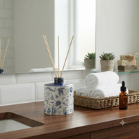 Bouteille en céramique de porcelaine en gros, blanche émaillée, motif coquillage, pour huiles parfumées d'ambiance, ensemble d'aromathérapie avec bâtonnets en rotin, OEM