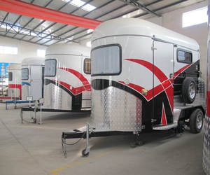 Remorque de luxe pour 2 chevaux avec selle australienne et chariot flottant en plastique de type anglais - Product Image 4