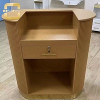 Comptoir de réception moderne blanc en demi-lune dans un salon de vente en gros, réception personnalisable, caractéristiques pour le comptoir de réception de salon