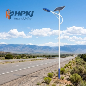 Farolas Solares de Ahorro Energético con Brazo de Luz LED, Alimentación por Corriente Alterna y Batería, IP65 para Aplicaciones en Carreteras - Product Image 1