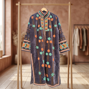 Manteau long en velours gris anthracite fait main sur mesure, style Suzani, avec des motifs floraux turquoise et orange et des formes géométriques - Product Image 6