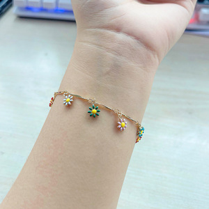 สร้อยคอดอกไม้สำหรับผู้หญิง โซ่ทอง จี้ดอกเดซี่หลากสี สร้อยคอแฟชั่นเรียบหรู สวยงาม - Product Image 3