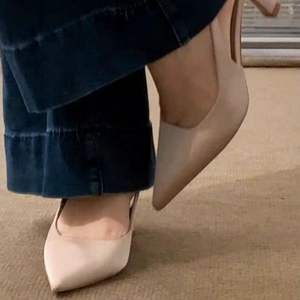 Chaussures à talons hauts en velours rétro avec bout rond et bande élastique pour femmes, idéales pour les soirées à thème vintage et le port quotidien - Product Image 3