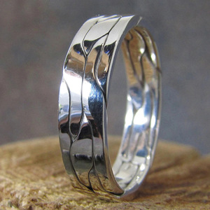 Anello Minimalista Vintage con Texture, Anello Statement dal Look Metallico Audace, Anello alla Moda - Product Image 1