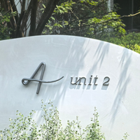 Numéros de maison personnalisés en acier inoxydable 304 pour hôtels et projets de construction – Fabricant de lettres de signalisation directionnelle modernes en métal