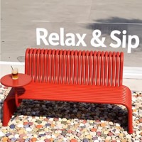 Banc d'extérieur tendance avec dossier, accoudoirs et plateau, table carrée, chaises de loisirs pour cour, jardin, balcon, terrasse, restaurant
