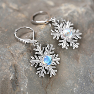 Boucles d'oreilles pendantes florales en forme de flocon de neige en pierre de lune simulée pour femme, bijoux romantiques pour les fêtes - Product Image 6