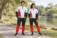 Ensemble d'entraînement de football personnalisé avec veste zippée et pantalon, blocs de couleurs d'équipe et placement graphique avec noms de joueurs individuels