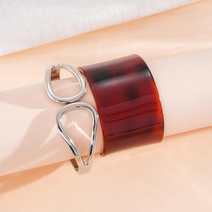 Bracelet enveloppant en alliage métallique plaqué argent pour femme, design goutte d'eau ovale irrégulière, motif teinté, minimaliste - Product Image 4