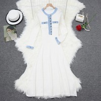 Robe midi en tricot blanc avec bordure contrastante bleue, détails boutonnés, manches longues, col en V, coupe trapèze, style décontracté, imprimé numérique, pour le printemps, naturel