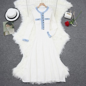 Robe midi en tricot blanc avec bordure contrastante bleue, détails boutonnés, manches longues, col en V, coupe trapèze, style décontracté, imprimé numérique, pour le printemps, naturel - Product Image 5
