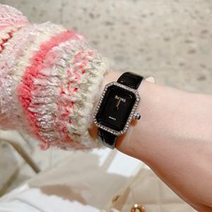 นาฬิกาควอทซ์อะคริลิคหรูหราน้ำหนักเบาเป็นมิตรกับสิ่งแวดล้อม xiaoxiangfeng 10เมตรรุ่นสี่เหลี่ยมผืนผ้าแฟชั่นสีแดงออนไลน์ทรงสี่เหลี่ยม - Product Image 5