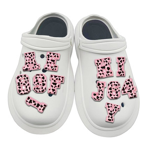 26 Breloques de chaussures en PVC 3D à motif léopard rose, lettres bulles, chiffres et alphabet anglais, accessoires de décoration DIY pour sabots, vente en gros - Product Image 3