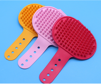 Vente en gros de produits de soin pour animaux de compagnie personnalisés en TPR pliables, réutilisables, avec poignée réglable, écologiques, pour la douche, le shampooing, le massage, le toilettage, le nettoyage et le soulagement