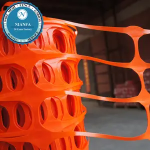 Rete in plastica arancione come recinzione di sicurezza nel controllo del traffico