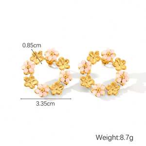 Boucles d'oreilles élégantes personnalisées de style vintage Boucles d'oreilles créoles fleur en acier inoxydable plaqué or 18 carats pour femmes - Product Image 6