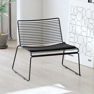Silla de Comedor Nórdica Moderna de Madera Maciza y Hierro - Muebles para el Hogar Wu's Eslite para Uso en Exteriores - Product Image 1