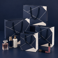 Sacs en papier laminés mats écologiques avec logo imprimé UV personnalisé pour cosmétiques, parfums, cadeaux
