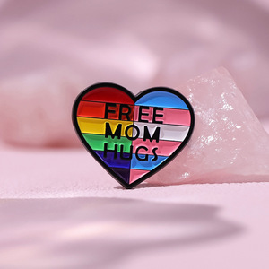 Promotion pour la fête des mères Creative Anglais Lettres Festival Broche Arc-En-Ciel Gratuit <span class=keywords><strong>Maman</strong></span> Câlins Coeur Forme Émail Revers Métal Artisanat - Product Image 1