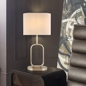 Postmoderne Tisch lampe mit minimalisti schem rechteckigem Metalls ockel und Lampen körper und klassischem Lampen schirm mit weißer Textur für Schlafzimmer