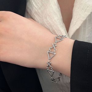 Pulsera triangular de plata de ley S925 para mujer, diseño geométrico, joyería de uso diario - Product Image 1