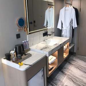 Meuble de salle de bain intégré intelligent avec lavabo intégré, couleur bois naturel, pour usage hôtelier, avec design en dalle de roche - Product Image 6