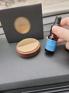 Accessoires d'intérieur d'huile essentielle d'aromathérapie de diffuseur automatique en métal solide léger de luxe pour l'automobile - Product Image 5