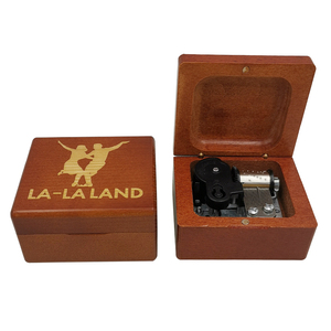 Caja Musical <span class=keywords><strong>de</strong></span> <span class=keywords><strong>la</strong></span> Famosa Película <span class=keywords><strong>La</strong></span> <span class=keywords><strong>La</strong></span> <span class=keywords><strong>Land</strong></span>, Melodía <span class=keywords><strong>de</strong></span> <span class=keywords><strong>la</strong></span> <span class=keywords><strong>Ciudad</strong></span> <span class=keywords><strong>de</strong></span> <span class=keywords><strong>las</strong></span> <span class=keywords><strong>Estrellas</strong></span>, Lujosa Caja Musical <span class=keywords><strong>de</strong></span> Madera Roja Tallada, Regalo Musical Especial para Novia o Esposa - Product Image 3