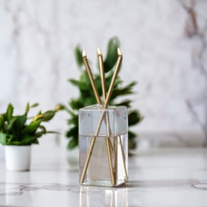 Bouteille <span class=keywords><strong>de</strong></span> <span class=keywords><strong>paraffine</strong></span> liquide rechargeable C&H 17 oz, <span class=keywords><strong>lampe</strong></span> <span class=keywords><strong>à</strong></span> <span class=keywords><strong>huile</strong></span> liquide avec entonnoir, bougie avec mèches métalliques dorées et argentées - Product Image 2