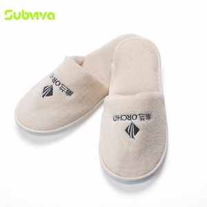 Chaussons d'<span class=keywords><strong>hôtel</strong></span> jetables à bout fermé en polaire corail <span class=keywords><strong>avec</strong></span> semelle souple en EVA et logo personnalisé pour chambres d'hôtes - Product Image 1