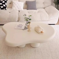 Table basse moderne pour petit salon, design nuage, rouge crème, mobile, faible hauteur, pour usage familial