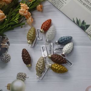 Juego de 6 Adornos Navideños Colgantes de Cristal Soplado en Forma de Piña para las Fiestas Navideñas - Product Image 3