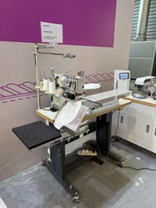 Machine à ourler les poches de t-shirts RONMACK RM-562XB, petite plateforme automatique à point interlock - Product Image 2