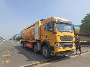 Camión de Limpieza de Alcantarillado al Vacío Sinotruk 8x4 33000L Euro2-Euro6 LHD/RHD con Bomba de Vacío y Pistón de Alta Presión Doble para Dragado de Alcantarillado - Product Image 4